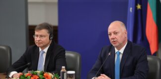 На снимката: еврокомисарят за икономиката и производителността, изпълнението и опростяването Валдис Домбровскис и министър-председателят Росен Желязков/ Снимка:БТА