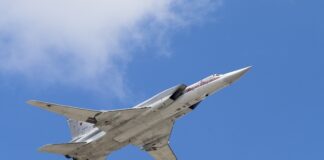 Бомбардировач Ту-22М прелита над Червения площад по време на репетиция за военния парад за Деня на победата, 7 май 2016 г.