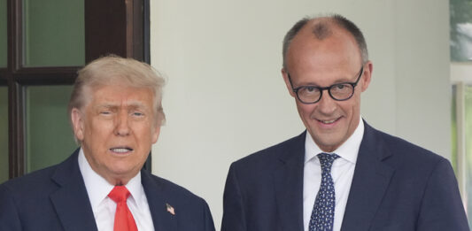 Президентът на САЩ Доналд Тръмп (вляво) посреща германския канцлер Фридрих Мерц