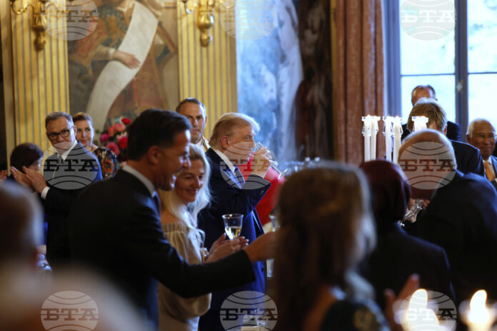 Доналд Тръмп присъства на вечеря за държавните и правителствените ръководители на страните от НАТО в двореца "Хойс тен Бос"