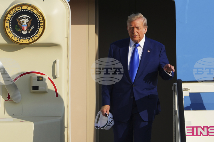 СподелиПрезидентът на САЩ Доналд Тръмп кацна на летище Схипхол в