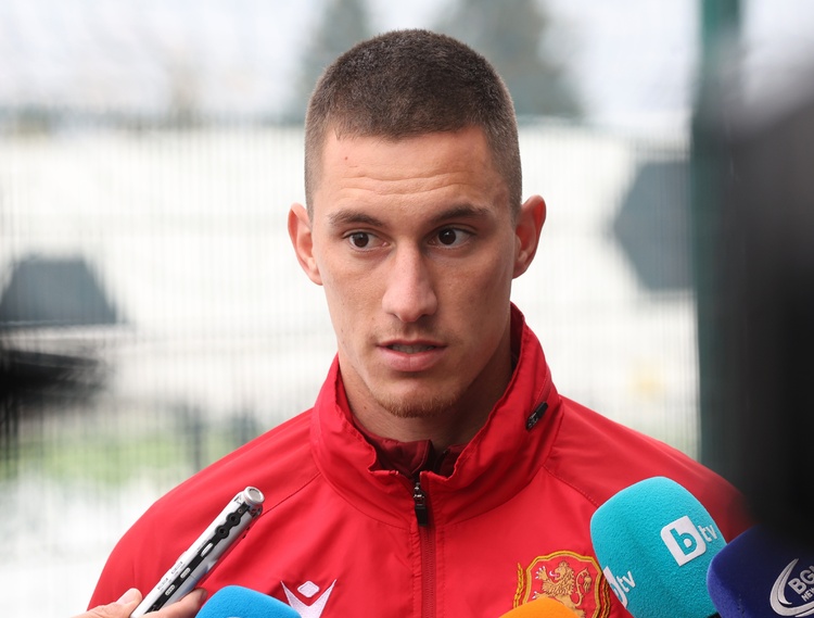 СподелиДнес националният футболен отбор отпътува за Крит където ще играе