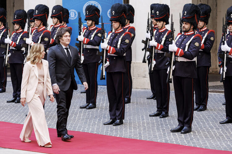 СподелиИталианският министър председател Джорджа Мелони проведе вечеря в Рим с аржентинския