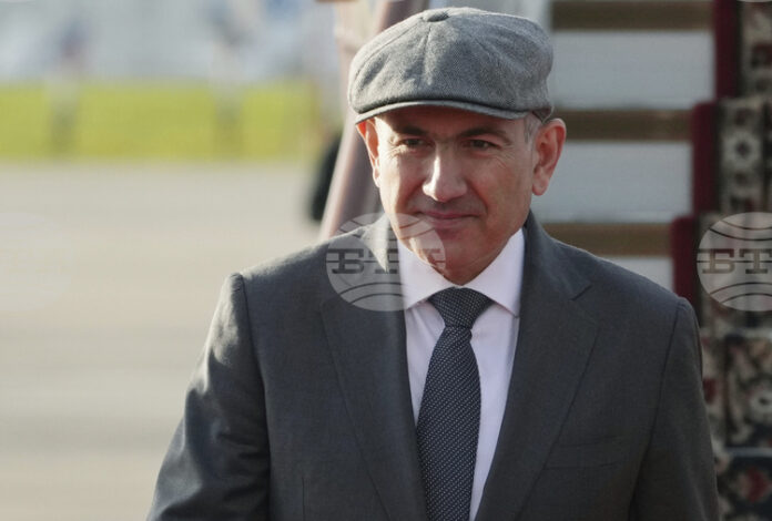 Арменският премиер Пашинян изключи възможността да има сблъсъци; архиепископ Аджапахян и негови поддръжници поеха към Ереван