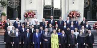 Световните лидери, участници в срещата на върха на НАТО в Хага, сред които и премиерът Росен Желязков (третият отдясно на най-горния ред) по време на общата снимка на приема, даден на 24 юни 2025 г. от краля на Нидерландия Вилем-Александър в двореца "Хойс тен Бос".