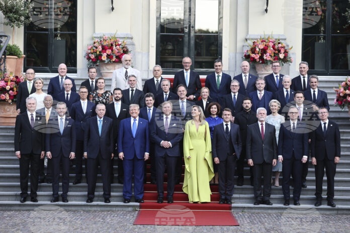 Световните лидери, участници в срещата на върха на НАТО в Хага, сред които и премиерът Росен Желязков (третият отдясно на най-горния ред) по време на общата снимка на приема, даден на 24 юни 2025 г. от краля на Нидерландия Вилем-Александър в двореца "Хойс тен Бос". Световните лидери, участници в срещата на върха на НАТО в Хага, сред които и премиерът Росен Желязков (третият отдясно на най-горния ред) по време на общата снимка на приема, даден на 24 юни 2025 г. от краля на Нидерландия Вилем-Александър в двореца "Хойс тен Бос".