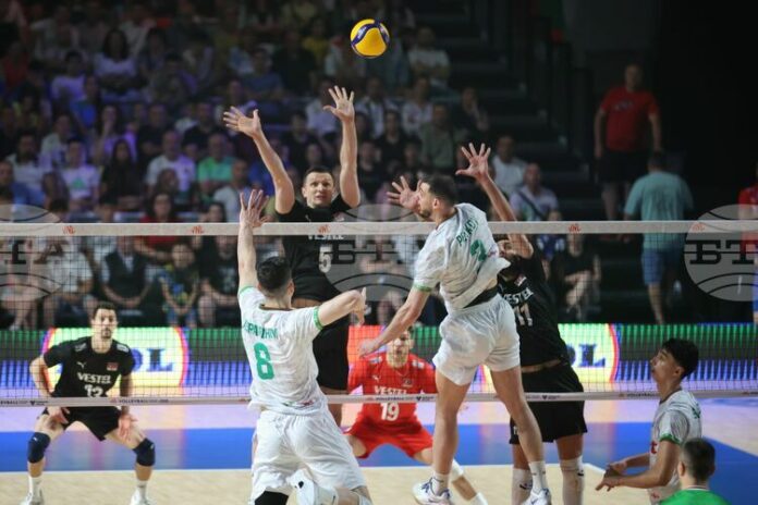 България претърпя поражение в три гейма от Турция в третата България претърпя поражение в три гейма от Турция в третата среща от Лигата на нациите по волейбол в Бургас