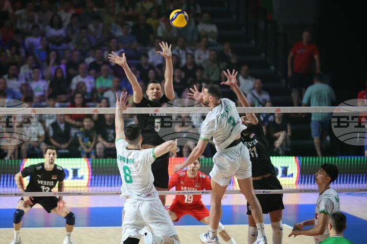 СподелиНационалният отбор по волейбол на България загуби с 0 3 от