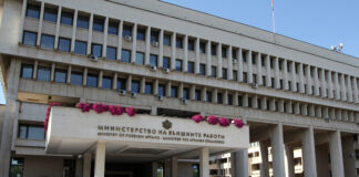 Българските граждани във Великобритания и Северна Ирландия да избягват места с масово струпване на хора, препоръчаха от от МВнР