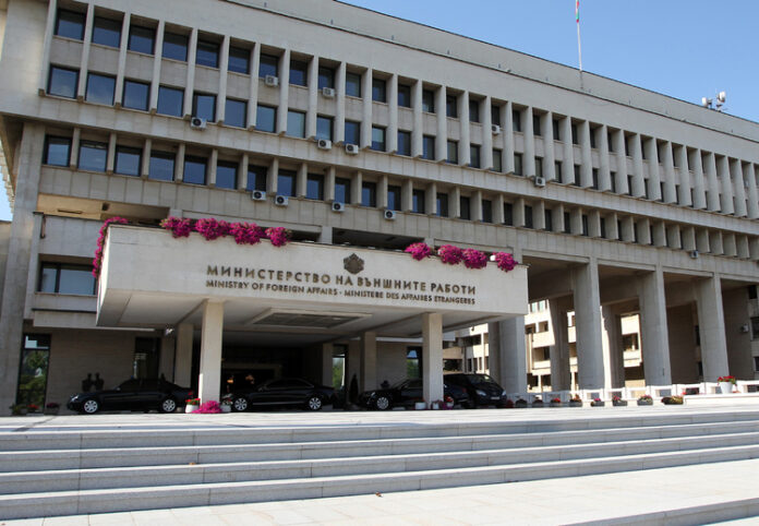 Българските граждани във Великобритания и Северна Ирландия да избягват места с масово струпване на хора, препоръчаха от от МВнР