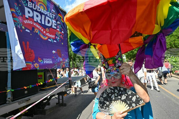 СподелиВчера в Брюксел се проведе малък ЛГБТИК прайд организиран от