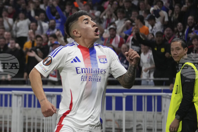 Бенфика преговаря за аржентинския халф на Олимпик Лион Тиаго Алмада