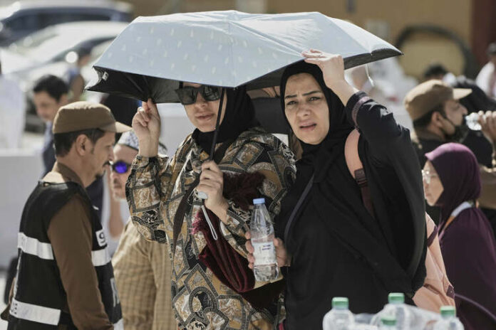 Без деца и на фона на силни жеги започна тазгодишното поклонение хадж в Мека