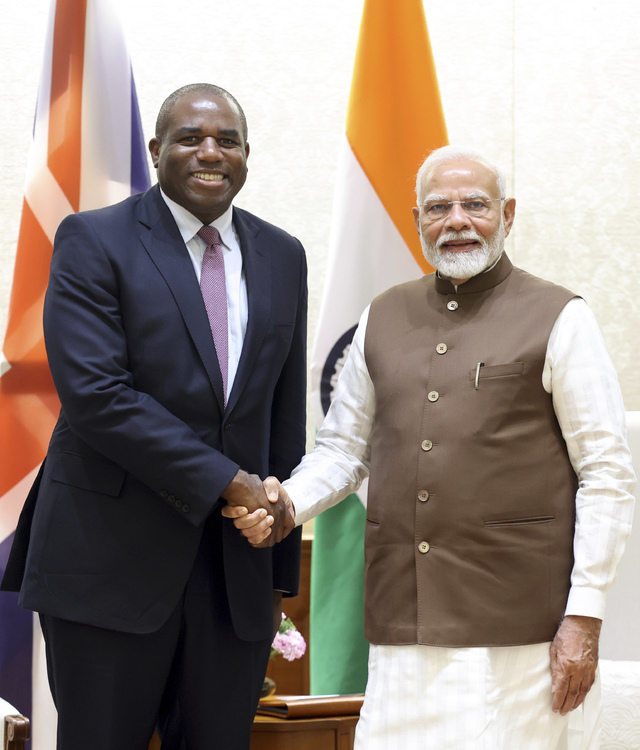 СподелиКъм днешна дата британският външен министър Дейвид Лами пристига в