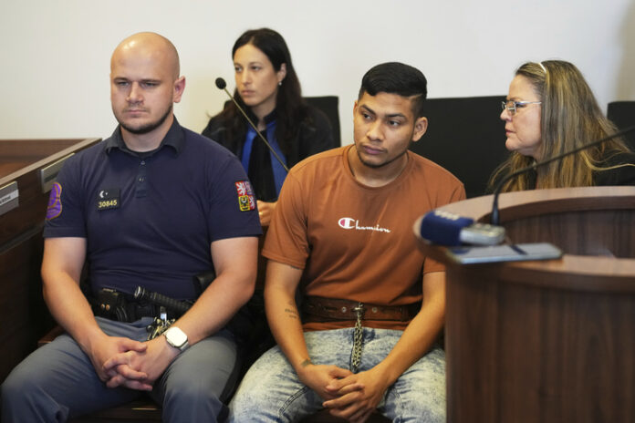 Чешки съд осъди колумбиец на 8 години затвор за палеж, който според властите е свързан с Русия