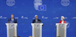 Полският премиер Доналд Туск, чиято страна е ротационен председател на Съвета на ЕС (вляво), председателят на Европейския съвет Антонио Коща и председателката на Европейската комисия Урсула фон дер Лайен