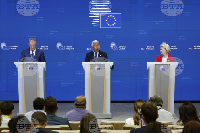 Полският премиер Доналд Туск, чиято страна е ротационен председател на Съвета на ЕС (вляво), председателят на Европейския съвет Антонио Коща и председателката на Европейската комисия Урсула фон дер Лайен