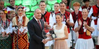 Държавният глава Румен Радев удостои фолклорния танцов ансамбъл "Отец Паисий" с Почетния знак на президента