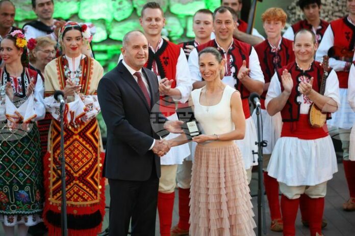 Държавният глава Румен Радев удостои фолклорния танцов ансамбъл "Отец Паисий" Държавният глава Румен Радев удостои фолклорния танцов ансамбъл "Отец Паисий" с Почетния знак на президента