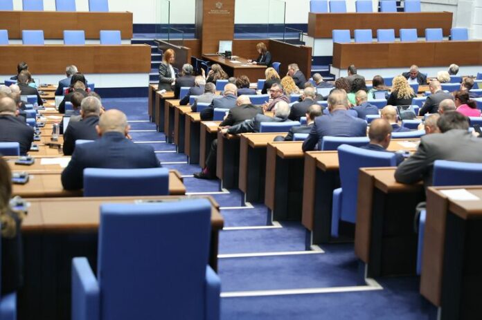 Депутатите да обсъдят откриването на процедура за избор на управител Депутатите да обсъдят откриването на процедура за избор на управител и подуправител на НОИ, предвижда проектопрограмата на парламента