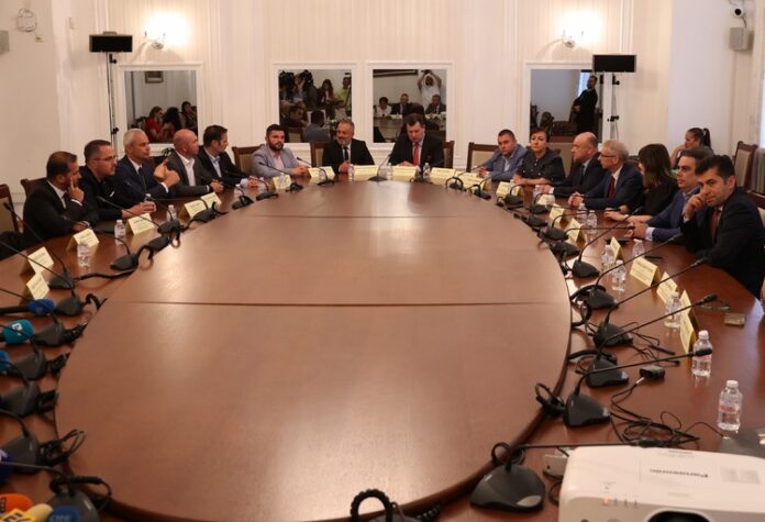 Добре е да се реагира сега за всички проблеми на всички българи в РСМ, каза Люпчо Георгиевски пред Комисията по европейски въпроси