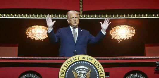 Доналд Тръмп ще гледа „Клетниците“ в обновения Център „Кенеди“