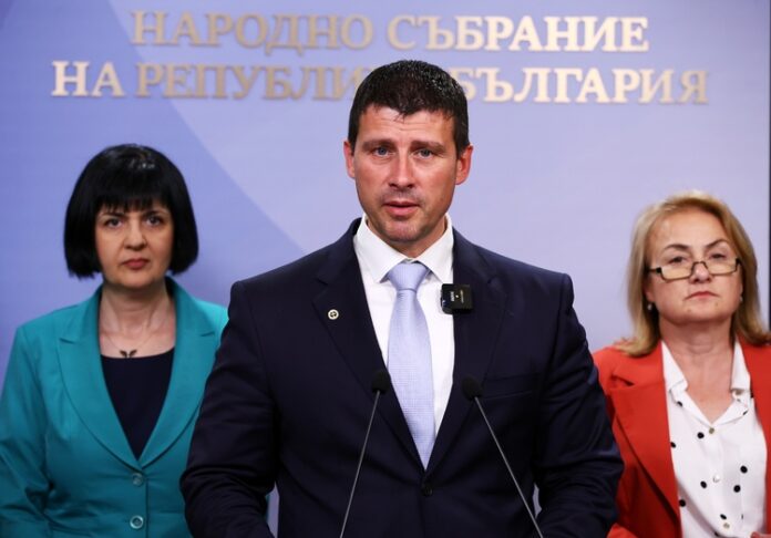 ЕС прие концепцията "ново начало" и си затвори очите към мафията, която е завладяла България, каза Ивелин Михайлов от "Величие"