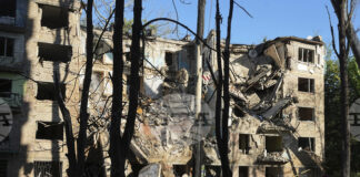 Пожарникари работят рано тази сутрин на мястото на разрушена жилищна сграда при руска атака в Киев