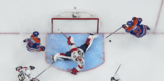 Флорида е на една победа от защита на титлата си в НХЛ