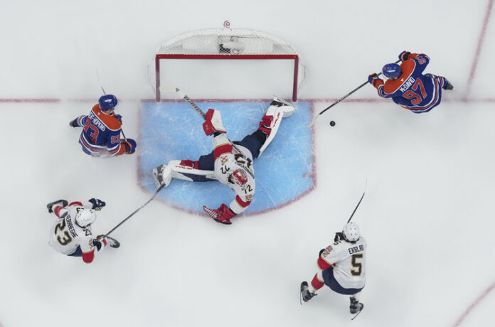 Флорида е на една победа от защита на титлата си в НХЛ