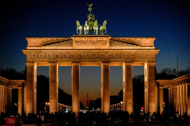 СподелиДнес германските служители на реда направиха обиски в три локации