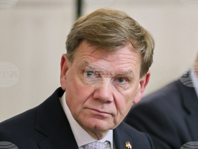 Германският външен министър, който е на посещение в Киев, обеща страната му да продължи военната си подкрепа за Украйна