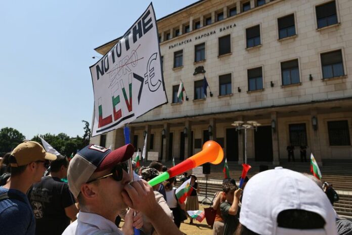 Граждани се събраха в София на пореден протест срещу приемането на еврото