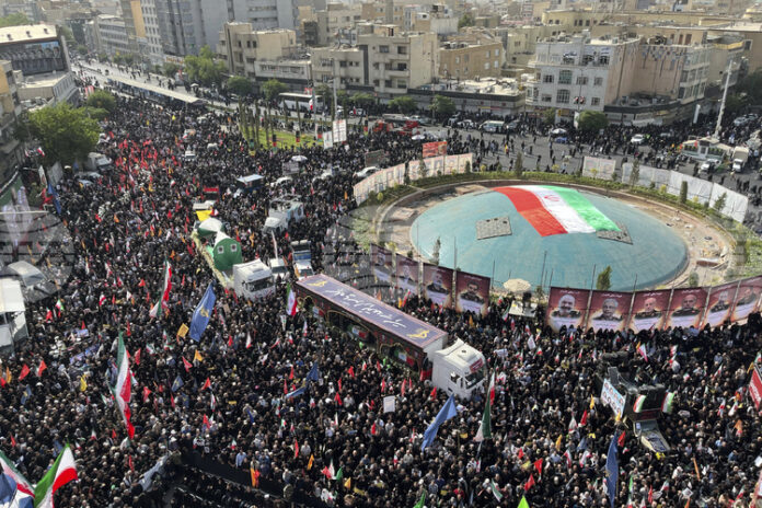 Хиляди излязоха по улиците на Техеран за погребението на иранските военни командири и ядрени физици, убити при израелските удари