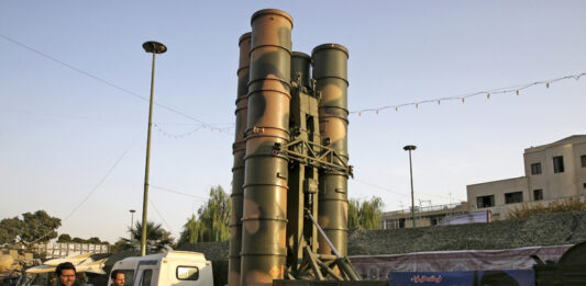 Иран активира системите за ПВО в гр. Бандар, съобщи иранската новинарска агенция Фарс