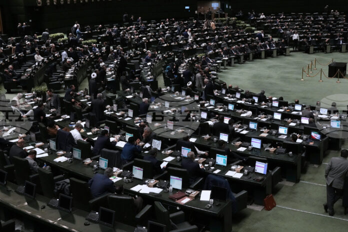 Ирански депутат каза, че ударите на САЩ дават на Иран Ирански депутат каза, че ударите на САЩ дават на Иран законното право да излезе от Договора за неразпространение на ядрените оръжия