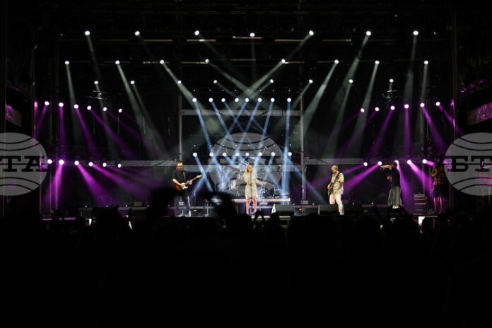 Италианската певица In-Grid изненада публиката с изпълнение на „Катерино моме“ Италианската певица In-Grid изненада публиката с изпълнение на „Катерино моме“ в първия ден на музикалния фестивал „Франкофоли 2025“