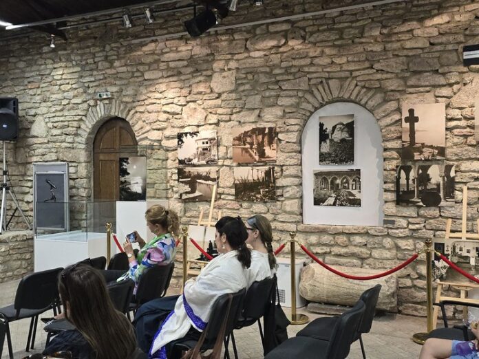 Изложба с фотографии, дарени от Националния музей “Пелеш”, бе открита в „Двореца“ в Балчик