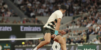 Карлос Алкарас си направи снимка с постоянния отпечатък на Рафаел Надал преди полуфиналния мач срещу Лоренцо Музети на "Ролан Гарос"