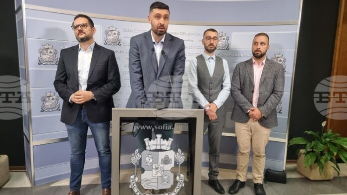 Кметът на столичния район "Младост" Ивайло Кукурин, който напусна "Продължаваме промяната" заяви, че му е предлаган подкуп в размер на 300 хил.лв.