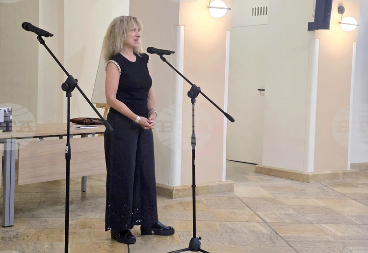 СподелиСтихосбирката Крепости срещу страха е концептуална и се стреми да