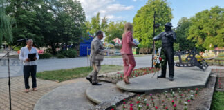 Комедийният театрален фестивал "Тодор Колев" бе открит с церемония пред паметника на големия актьор в Шумен