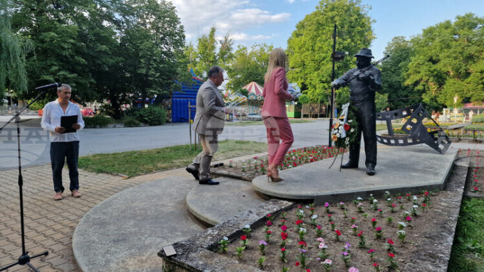 Комедийният театрален фестивал "Тодор Колев" бе открит с церемония пред паметника на големия актьор в Шумен