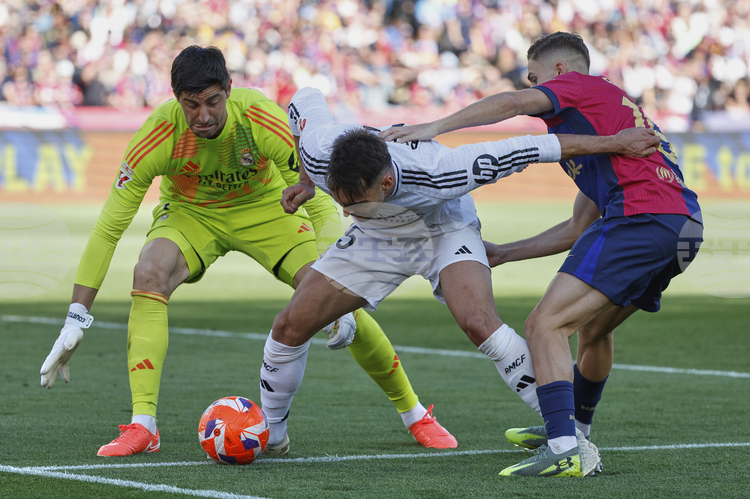 СподелиРеал Мадрид възнамерява да удължи договора на 33 годишния вратар Тибо