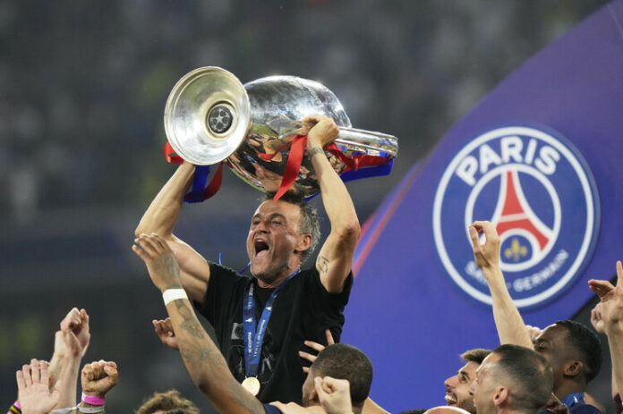 Луис Енрике стана едва вторият треньор, който печели требъл с два различни отбора