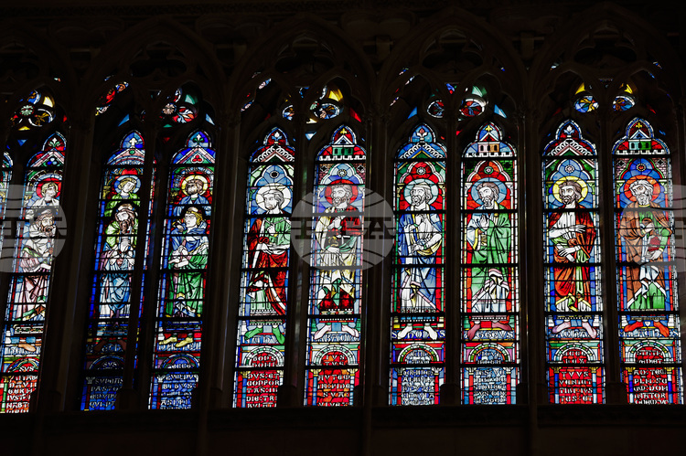 СподелиМоделите в натурална големина на новите съвременни стъклописи които ще