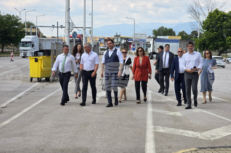 СподелиМинистърът на вътрешните работи Даниел Митов посети граничния контролен пункт