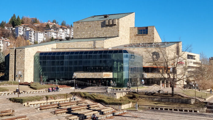 Над 120 танцьори, музиканти и певци се включват в най-новия спектакъл на Ансамбъл „Родопа“ - „Величествената Родопа“