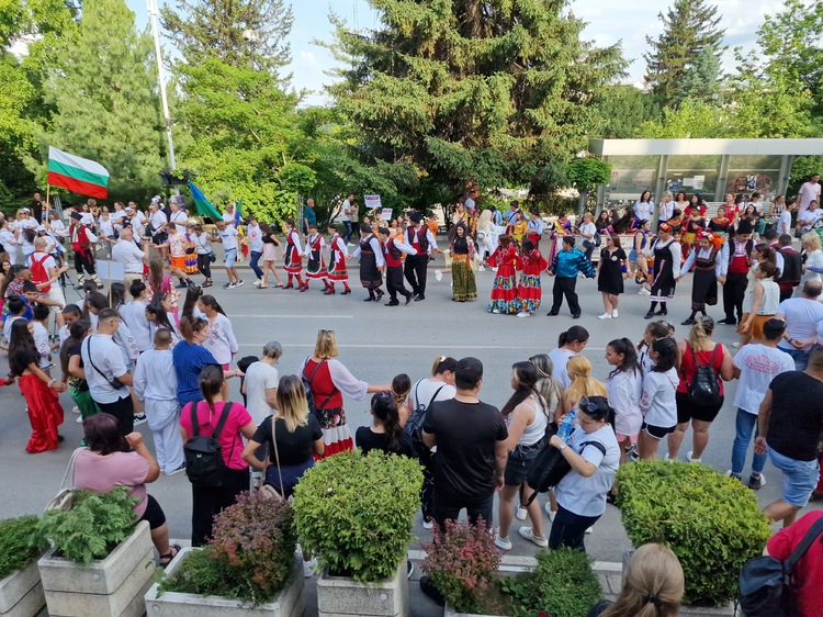 СподелиНад 1500 деца и младежи от цяла България взимат участие