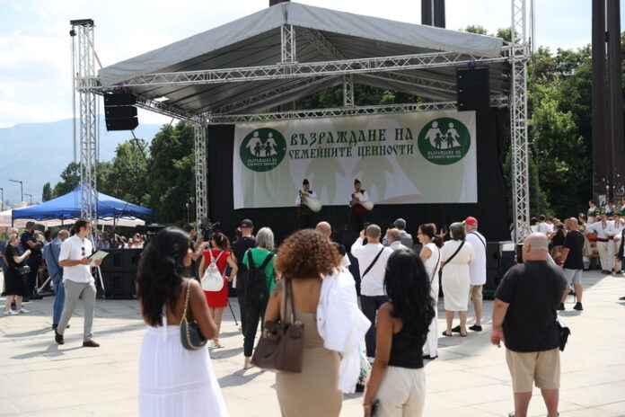 Народни певци и детски танцови състави се включиха в концерта „Традициите на бъдещето“